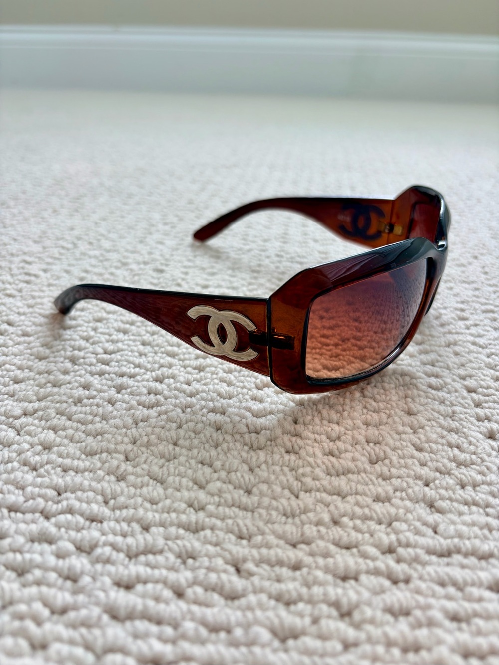 CHANEL Brown Gradient Logo Oversized Women's Sunglasses - Picture 5 of 6